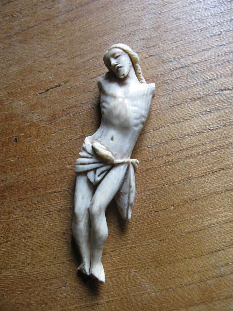 Un Christ en ivoire Img_5714