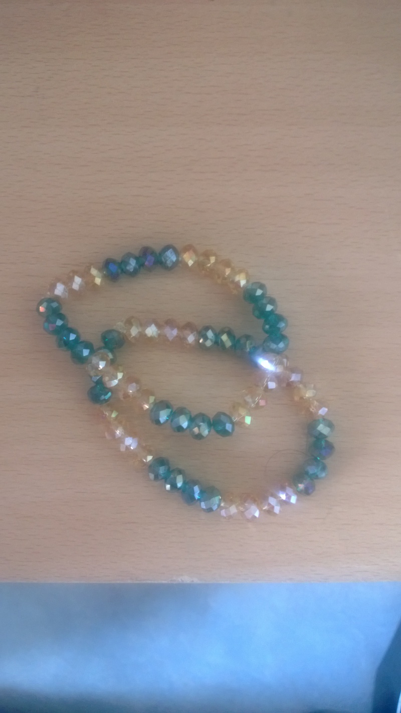 vente de bracelets en perle de verre au profit du Mordant Wp_20116