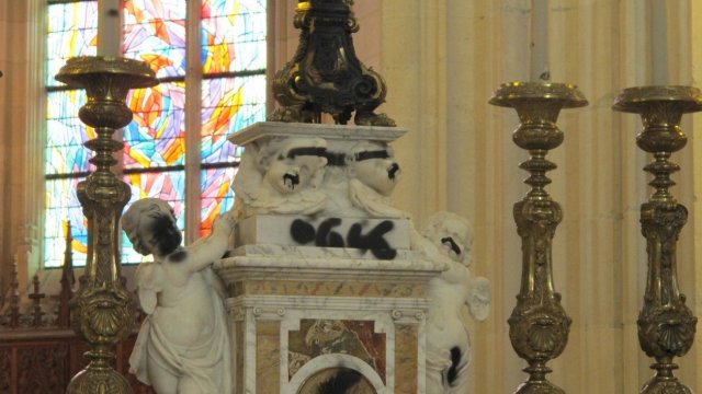 Cathédrale de Nantes vandalisée!!! Interi10