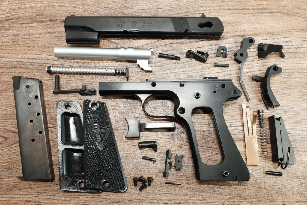 NEW- RADOM Pistol Kit planned Radom_19