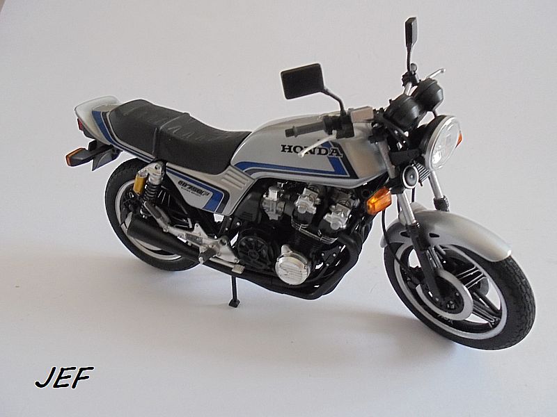 *1/12  HONDA 750 CBF  TAMIYA  Réf 14066 - Page 4 Cbf_0643