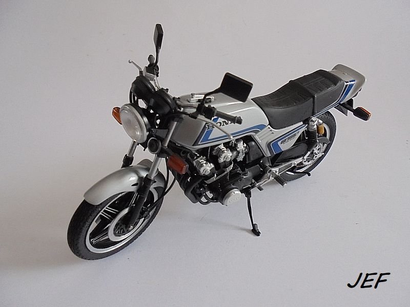 *1/12  HONDA 750 CBF  TAMIYA  Réf 14066 - Page 4 Cbf_0716