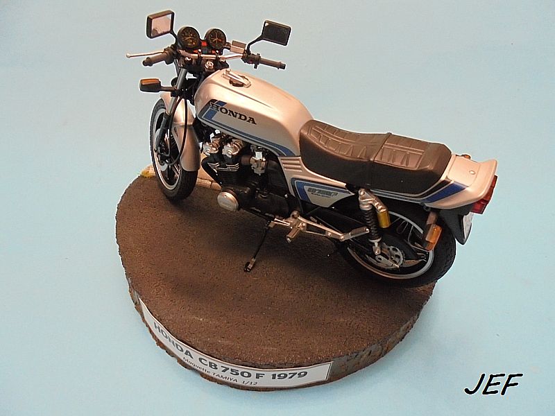 *1/12 HONDA 750 CBF TAMIYA Réf 14066 - Page 4 Cbf_0720