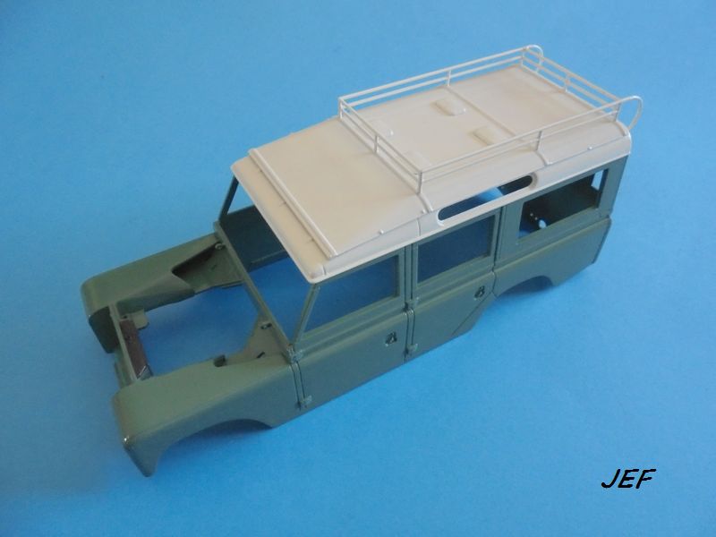 [REVELL] LAND ROVER SERIE III  LWB  Réf  07047 - Page 3 Lr_05210