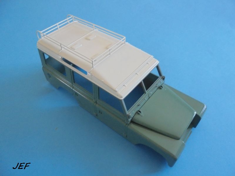 [REVELL] LAND ROVER SERIE III  LWB  Réf  07047 - Page 3 Lr_05610