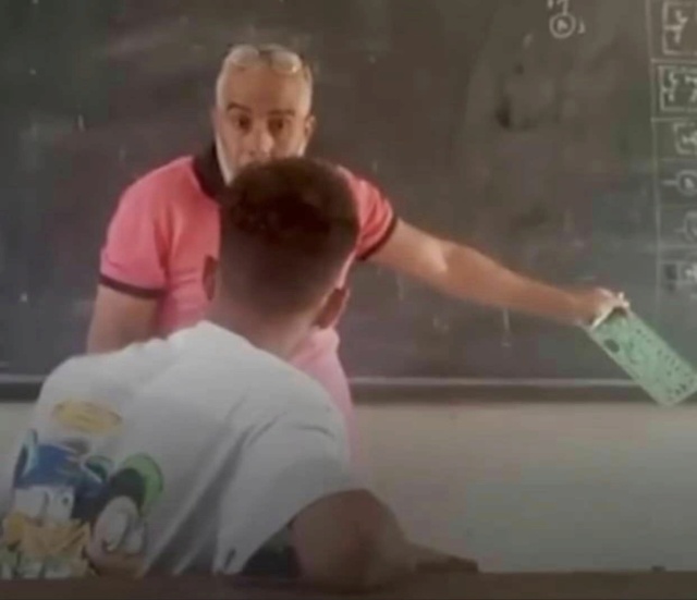 أشعل سيجارة داخل الفصل واعترض على طرده من الفصل.. طالب يشعل غضب المصريين 3186
