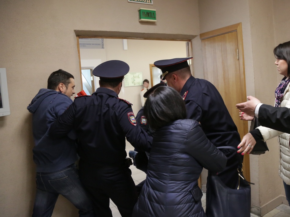 Кандидат Шмаков заставил полицию вынести его из ТИКа в Петербурге Origin10