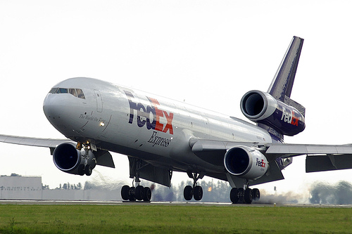 Un avion cargo FedEx s'écrase près de Tokyo 53767910