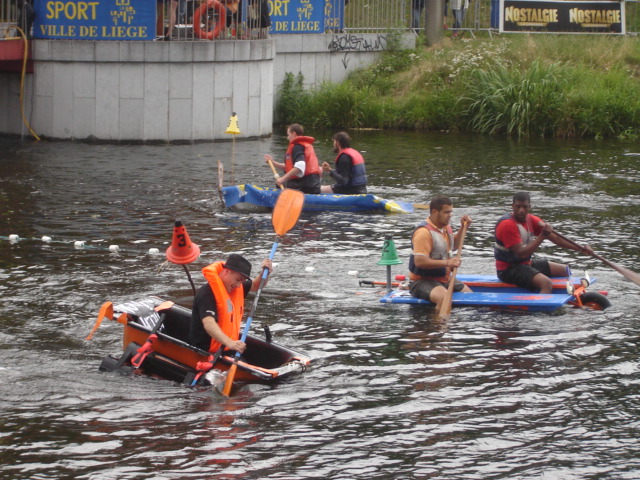 8eme course de baignoire sur le canal de l' Ourthe à Liège Baigno39