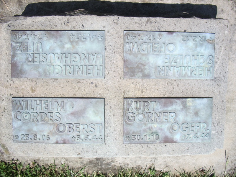 Cimetière militaire allemand de Ploudaniel-Lesneven Imgp2410