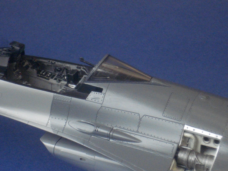 [Academy] F16C Fighting Falcon  1/32 - Page 2 Canarr10