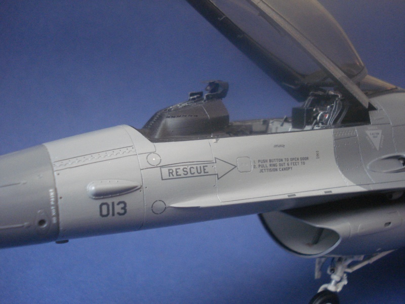 [Academy] F16C Fighting Falcon  1/32 - Page 2 Dsc03611