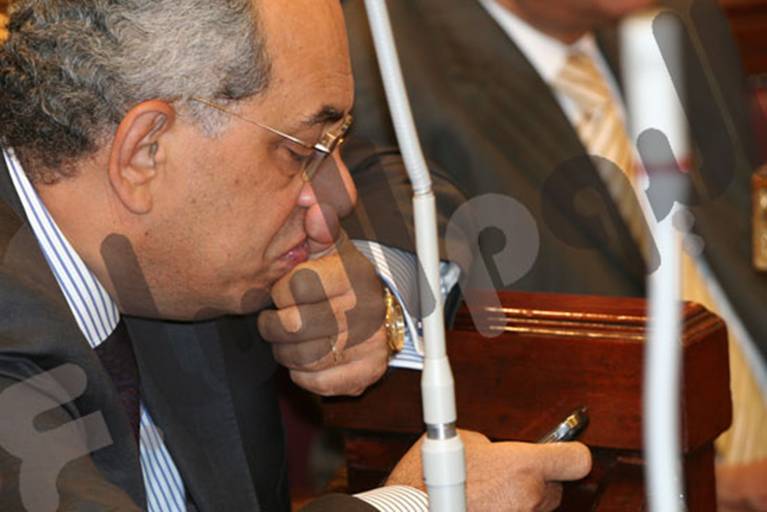 وزير المالية المصري قاعد يلعب بوكر في اجتماع لمجلس الشعب Att20411
