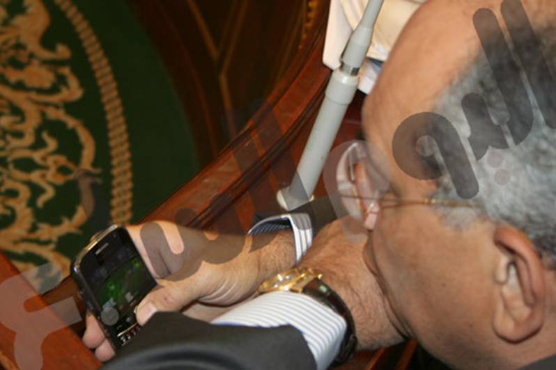 وزير المالية المصري قاعد يلعب بوكر في اجتماع لمجلس الشعب Att20412