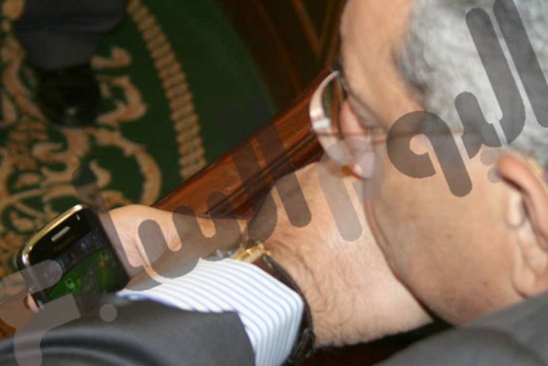 وزير المالية المصري قاعد يلعب بوكر في اجتماع لمجلس الشعب Att20413