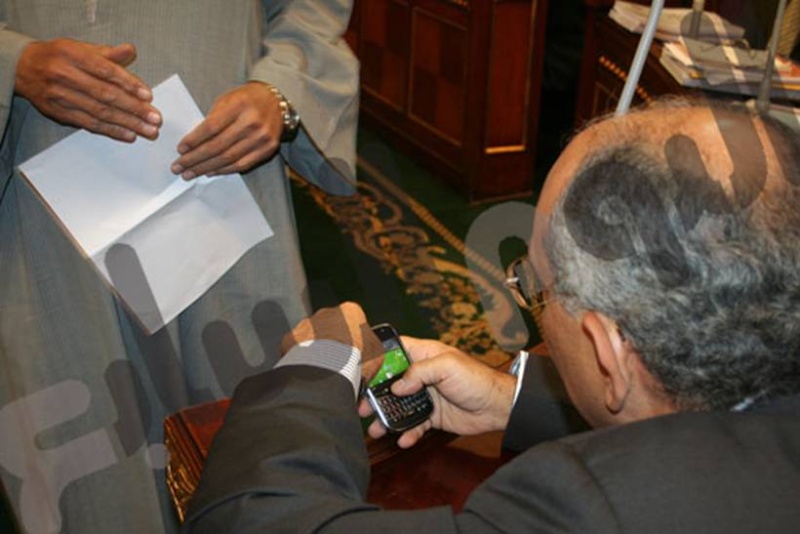 وزير المالية المصري قاعد يلعب بوكر في اجتماع لمجلس الشعب Att20414
