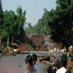 LIPUTAN: Tragedi Bobolnya Tanggul SituGintung Ciputat - Page 3 Banjir10