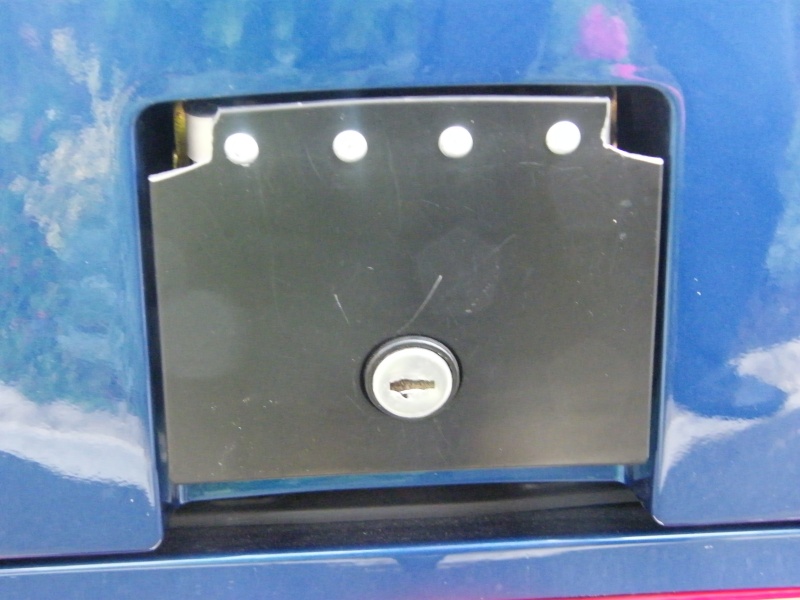 K1200LT- plaque de barillet pour l'ouverture/fermeture du top case cassée. Dscf3711