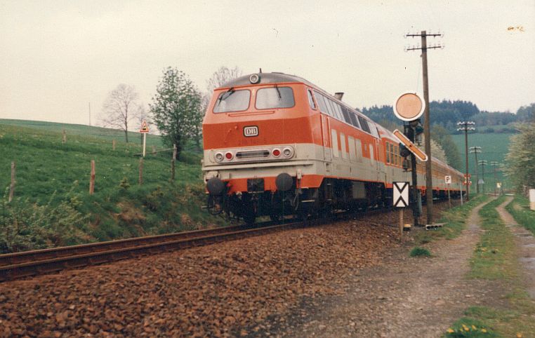 Die Diesellok der DB Baureihe 218 in CityBahn-Lackierung 421