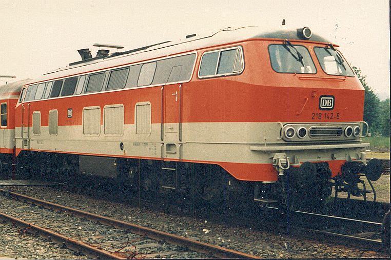 Die Diesellok der DB Baureihe 218 in CityBahn-Lackierung 612