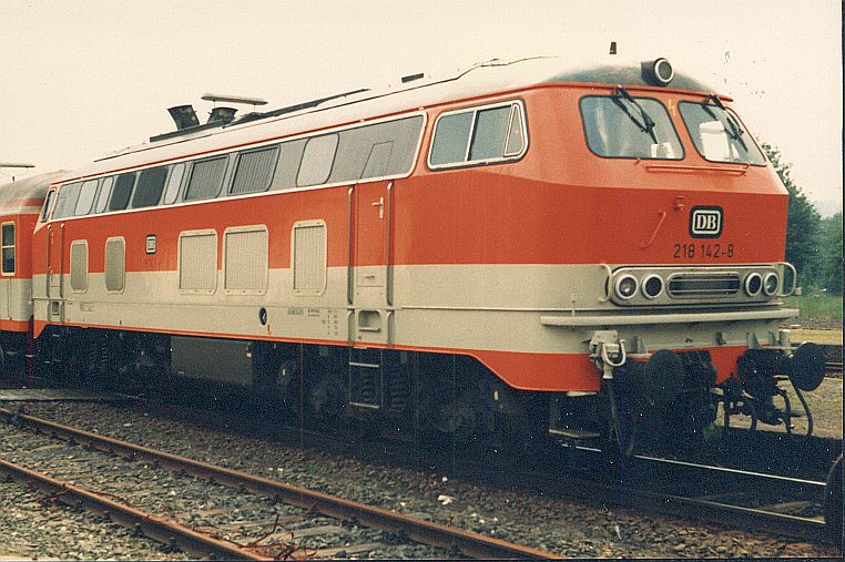 Die Diesellok der DB Baureihe 218 in CityBahn-Lackierung 612