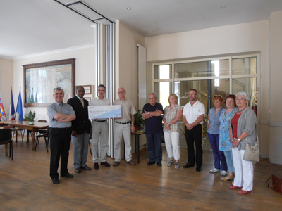 Nuit de l’eau 2013 en Bourgogne : EDF remet un chèque de 3 600 euros à l’UNICEF 2013_r10