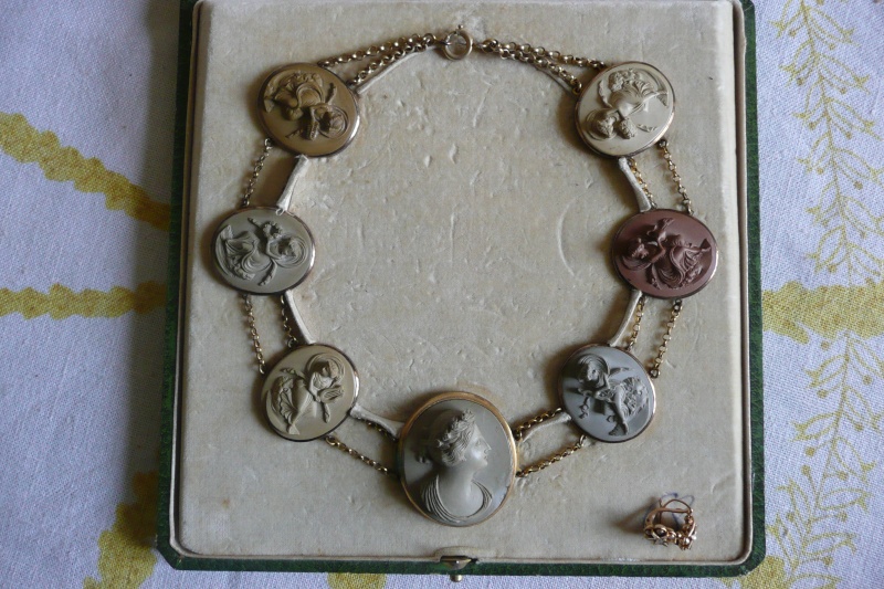 un collier Napoléon III * P1010310