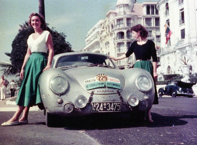 des jolies filles et des porsches - Page 9 Dyn00710