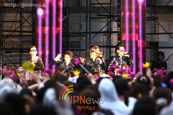 More than 8000 attend Big Bang’s Yoyogi Park Event 00000040