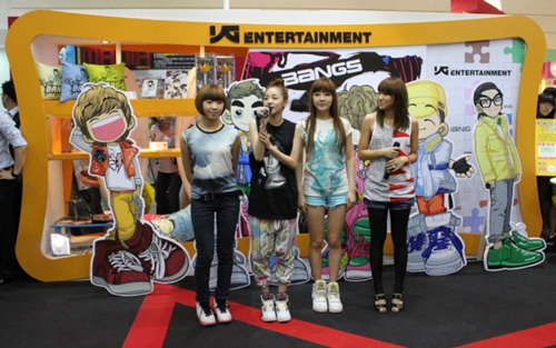 2NE1 shows support for Bangs on Seoul Character Licensing Fair 00000113