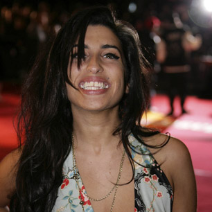 Amy Winehouse s'est fait refaire les dents Amy_w109