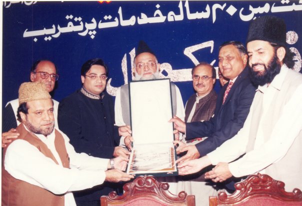 Al- Haaj Siddiq Ismail received 40 years of Aatraf-e-Kamal award in 2004 from Gen R Moin uddin Haider & Peer Naqib ur Rehman , Dr Amir Liaqat & Haji Hanif Tayeb also present. 5280_210