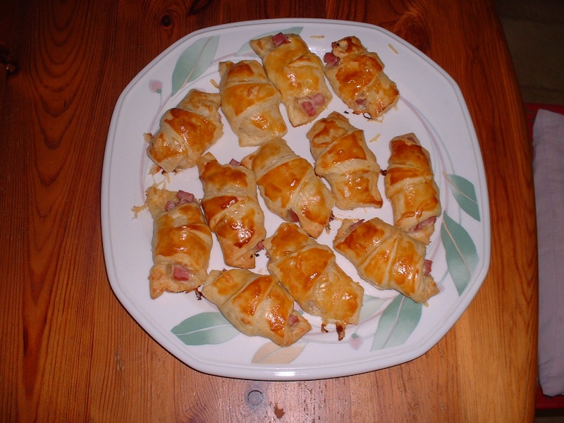 Mini - croissants feuilletés au haricots verts , féta et parmesan + photo 05810