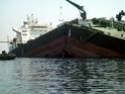 سفينة تنشطر نصفين في البحر الأحمر وتتسبب ببقعة نفطية 35817110