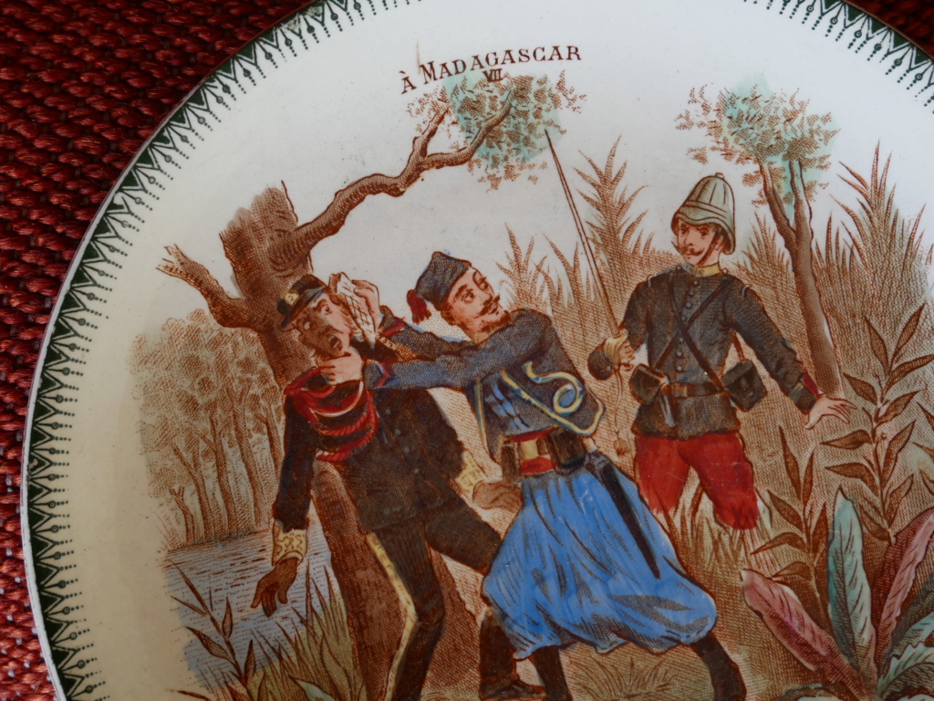 Assiette Série Madagascar Infanterie Coloniale 1900 N°VII C'est un English ESC- JUIN 2 P1000324