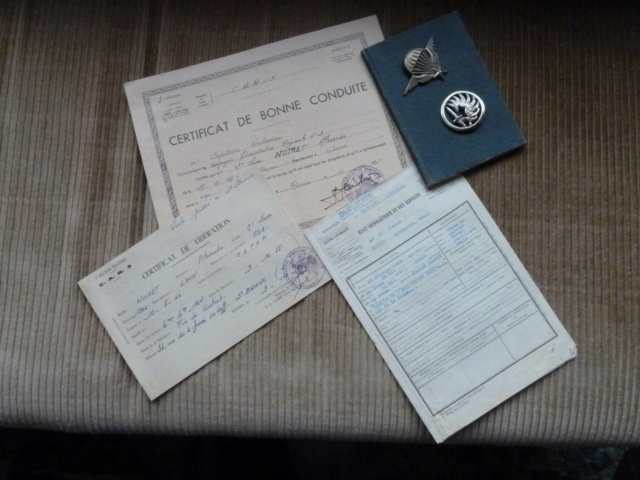 Lot de papiers, documents, photos, insignes, carnet de saut  d'un para du 1°BCCP Bataillon Français ONU Corée Indochine P1130333