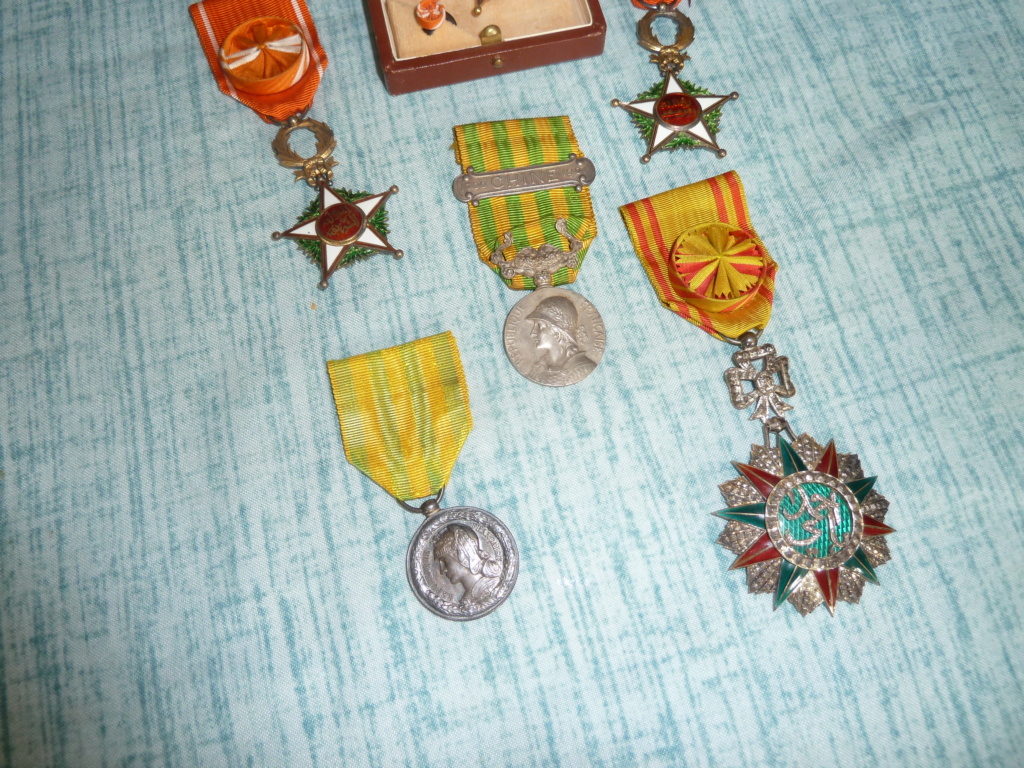 Médailles coloniales et commémoratives tonkin Chine P1130421