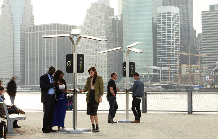 Street Charge: La città di New York City installerà 25 colonnine solari per ricaricare gratis via USB cellulari, tablet o fotocamere. 98836810