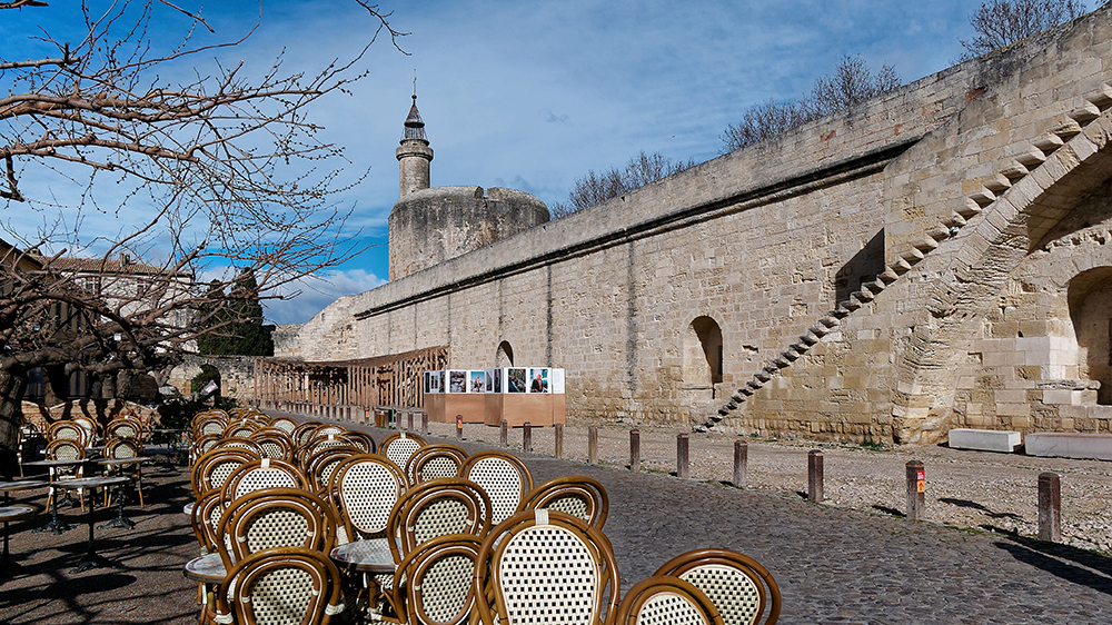 Aigues mortes, rempart et café P1000512