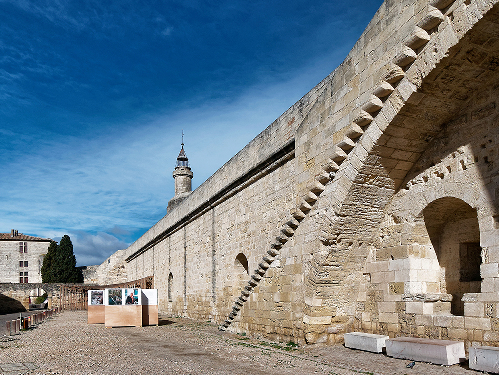 Aigues mortes, rempart et café P1000513