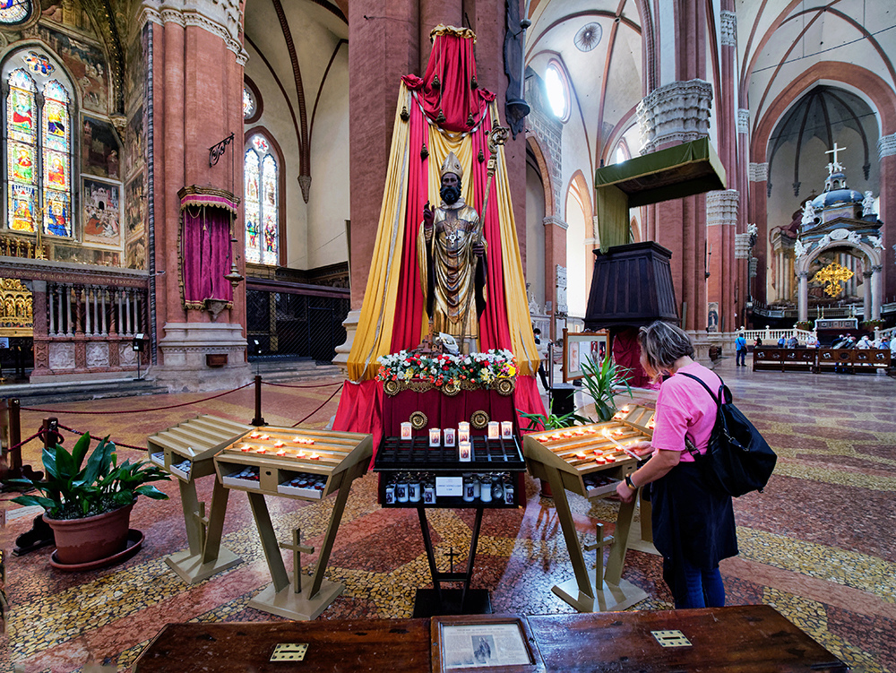 Cathédrale de Bologne, statue de saint P1130834