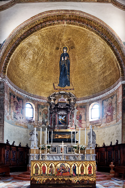 Basilique Santi Maria e Donato, coupole P1130925