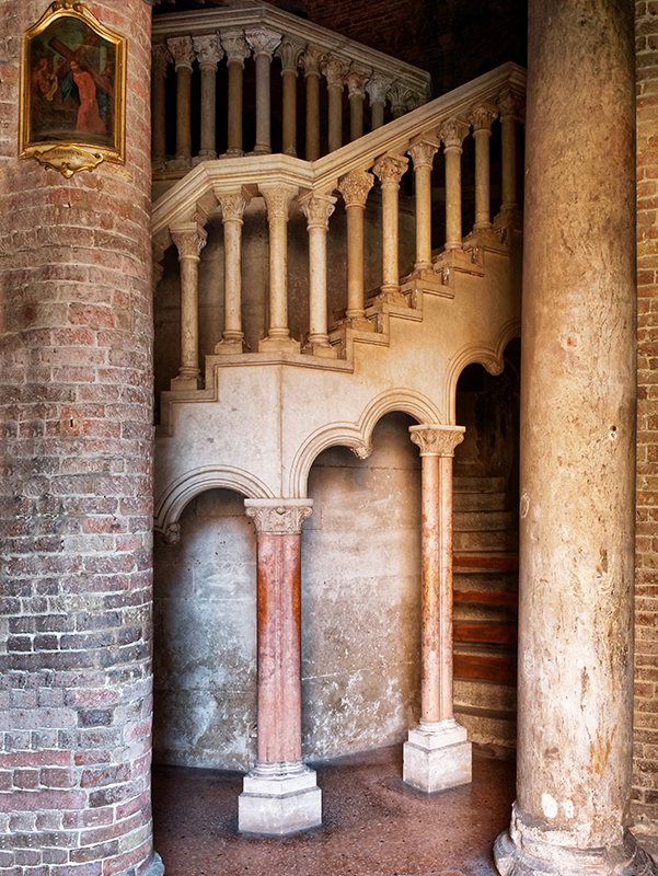 Baptistère de Bologne, escalier P1130935