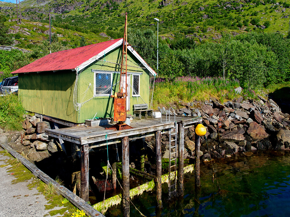 [Architecture_et_Graphisme]  ☞ Iles Lofoten, maison de pêcheur verte P7310414