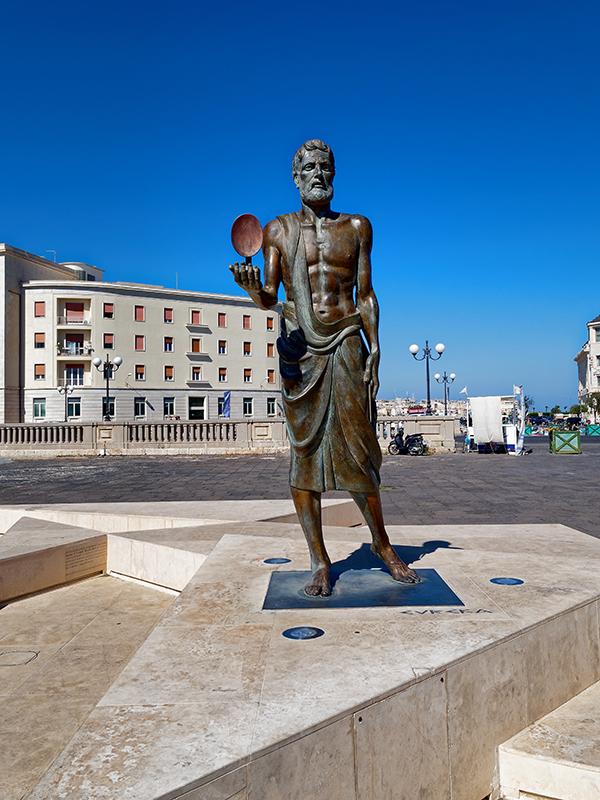 Statue D'Archimede, Syracuse, Sicile Pa041213