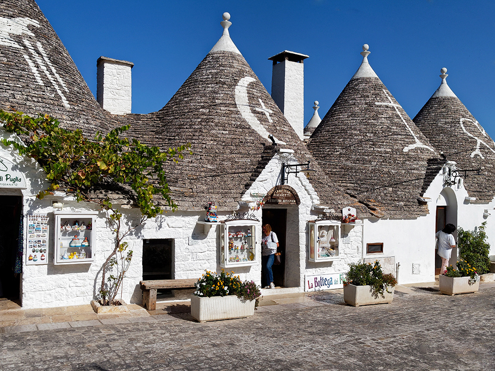 Trulli et symboles magiques, chrétiens et primitifs à Alberobello Pa091412