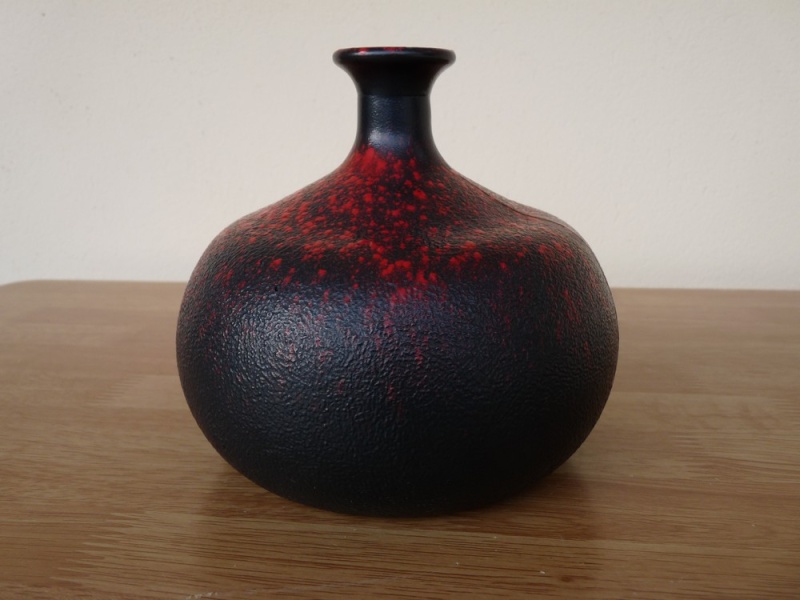 Vase en verre noir et rouge Veba Glass Germany  P1120810