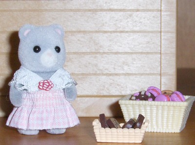  SUITE vêtements pour Sylvanian (explications, patrons, tutoriels ) nouveautés avec tuto.:robe pour maman p2, canapé lit p5, sac à dos bébé p7 - Page 2 Laly_b12