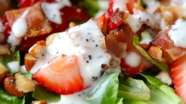 Salade aux fraises,bacon avec yogourt grec et graines de pavot Fraise10