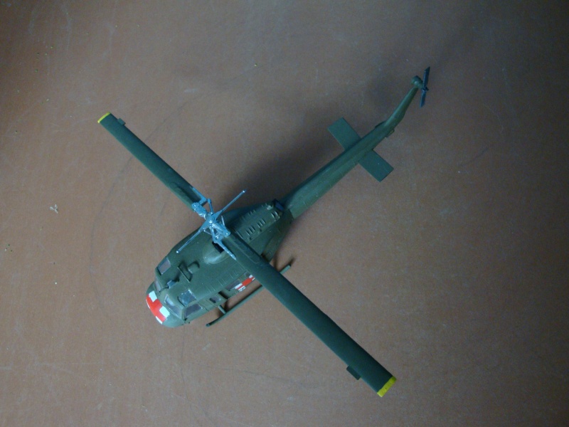 hélico U S A  italérie 1/72  BELL UH-H  GUNSHIP  sanitaire Dsc03874